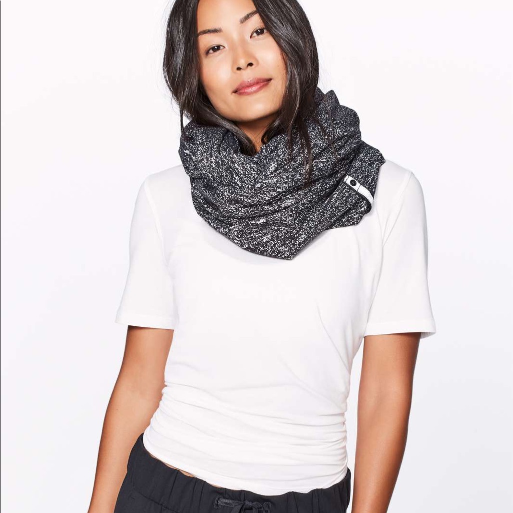 Lululemon One Size Black &White Vinyasa Scarf.